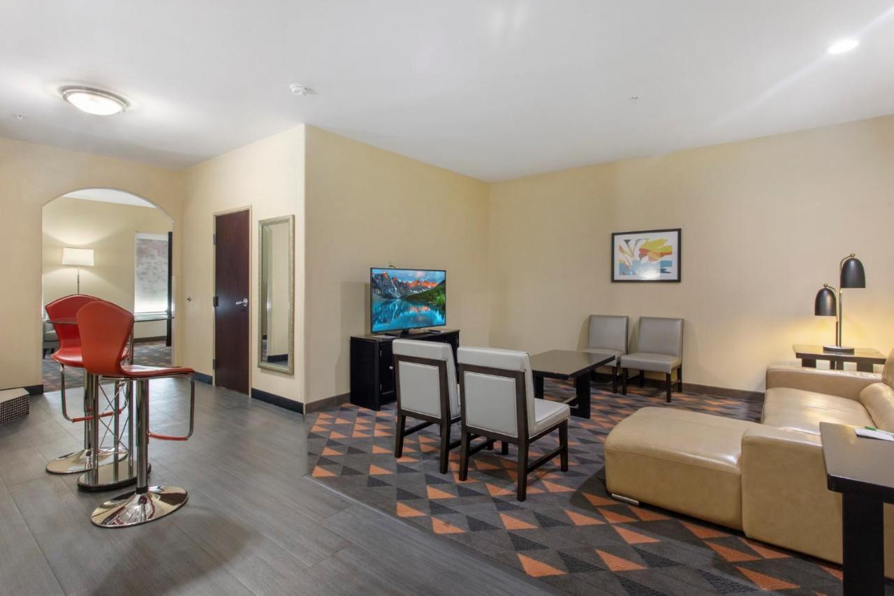 Holiday Inn Hotel & Suites Waco Northwest By Ihg Bellmead Exterior photo